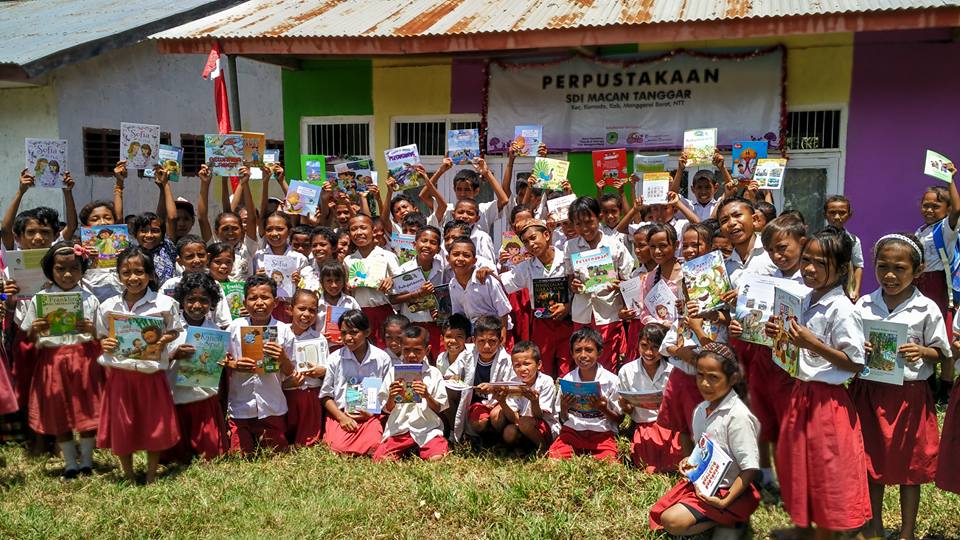 Galeri aktivitas Mensortir Buku Cerita untuk Anak-Anak di Flores! ke-4