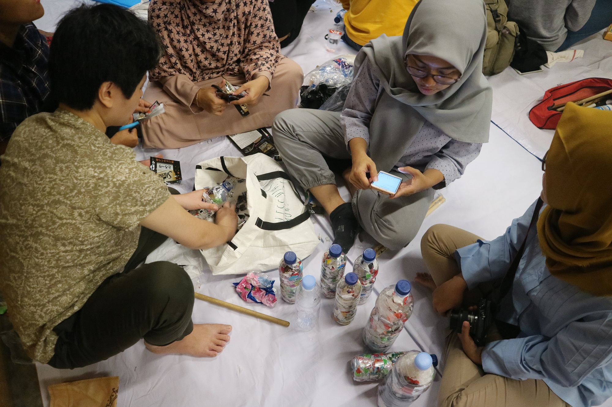 Galeri aktivitas Workshop Ecobricks di Saung Angklung Udjo Bandung ke-2