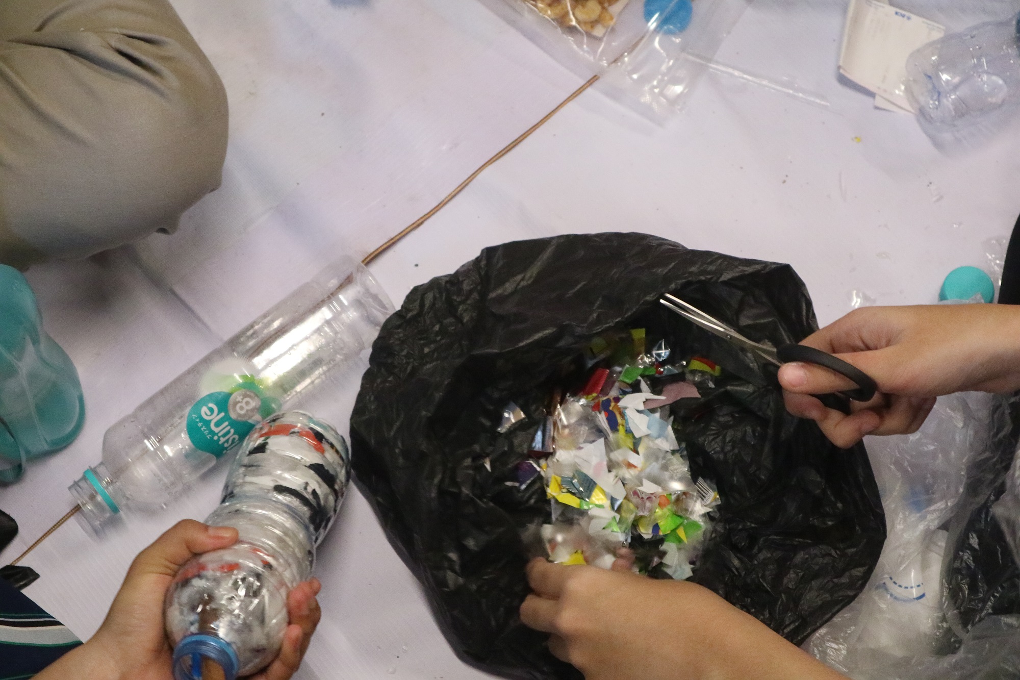 Galeri aktivitas Workshop Ecobricks di Saung Angklung Udjo Bandung ke-3