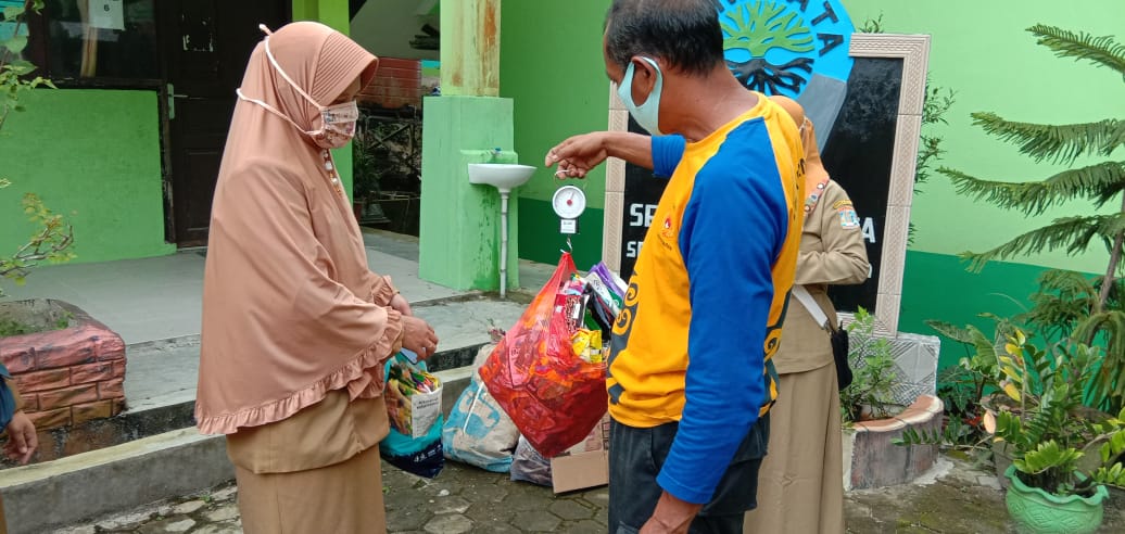 Galeri aktivitas Kegiatan memilah sampah organik dan anorganik ke-3