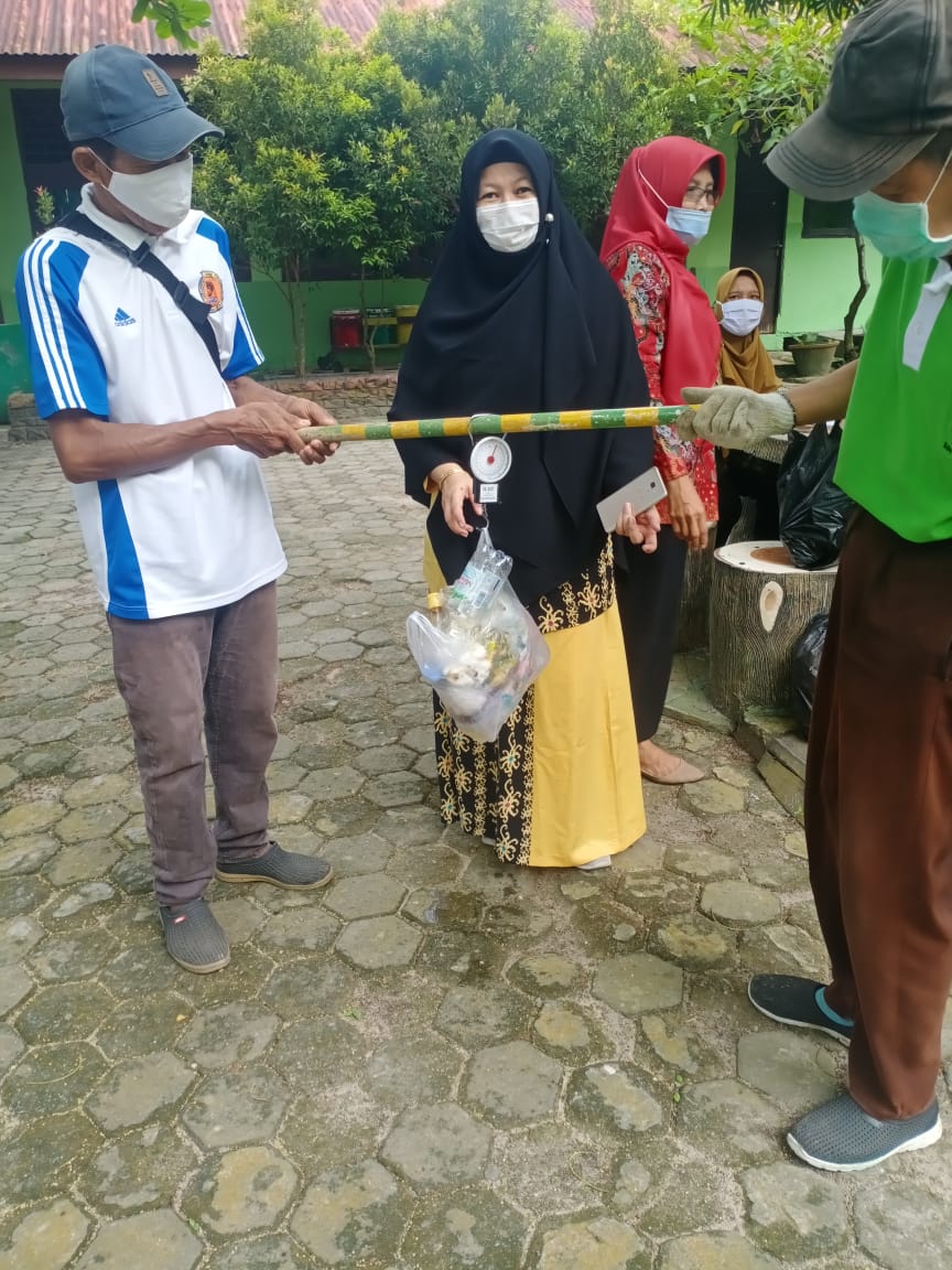 Galeri aktivitas Kegiatan memilah sampah organik dan anorganik ke-5