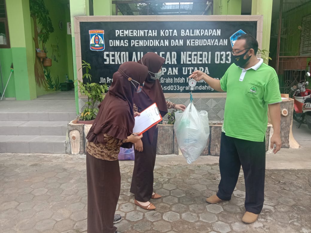 Kegiatan memilah sampah organik dan anorganik