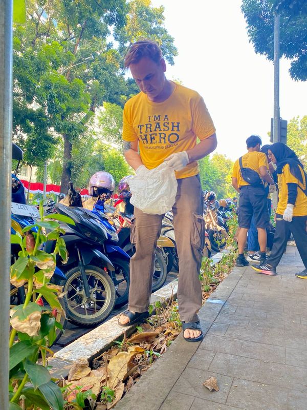 Galeri aktivitas Clean up Trash Hero Jakarta ke-168 ke-11