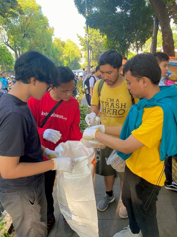 Galeri aktivitas Clean up Trash Hero Jakarta ke-217 ke-6