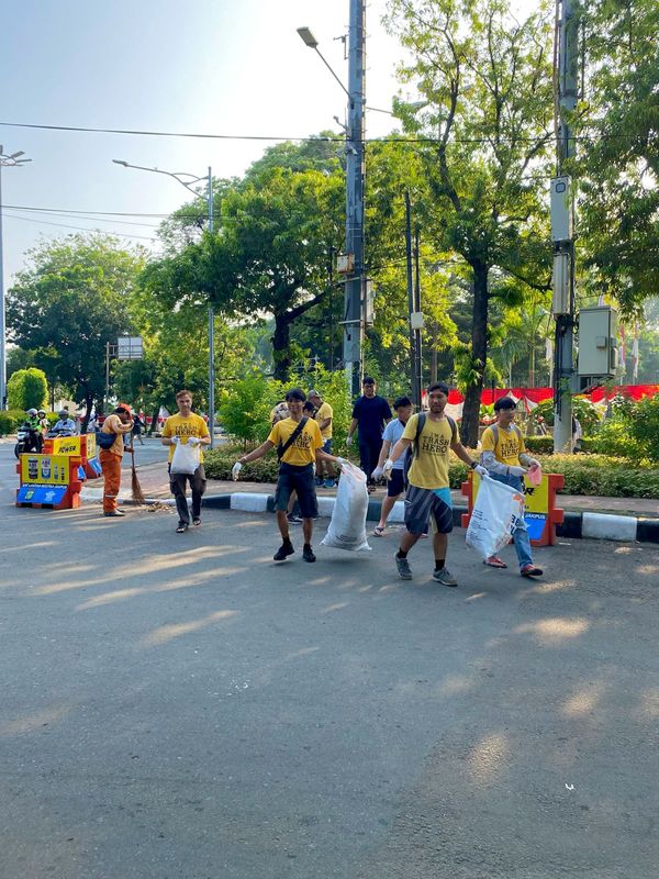 Galeri aktivitas Clean up Trash Hero Jakarta ke-231 ke-12