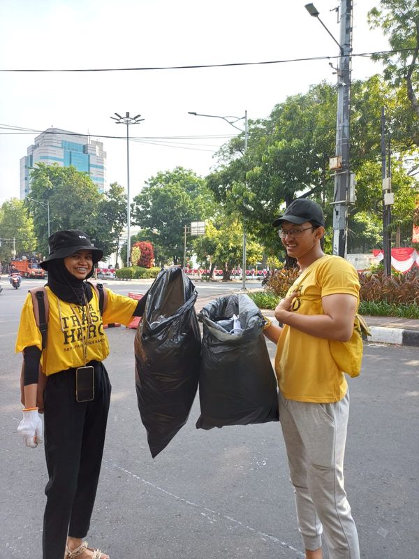 Galeri aktivitas Clean up Trash Hero Jakarta ke-231 ke-22